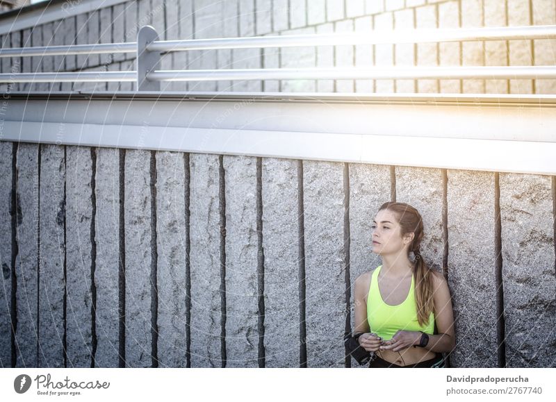 fröhliche Frau, die sich nach dem Sport, Laufen und Training ausruht. Lifestyle schön Körper Wellness Erholung Meditation Musik Yoga Mensch Erwachsene Natur