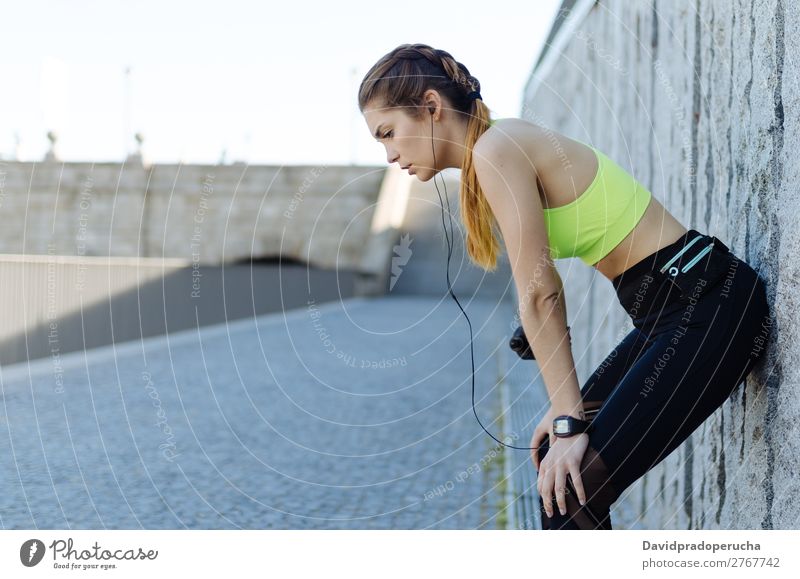 fröhliche Frau, die sich nach dem Sport, Laufen und Training ausruht. Lifestyle schön Körper Wellness Erholung Meditation Musik Yoga Mensch Erwachsene Natur