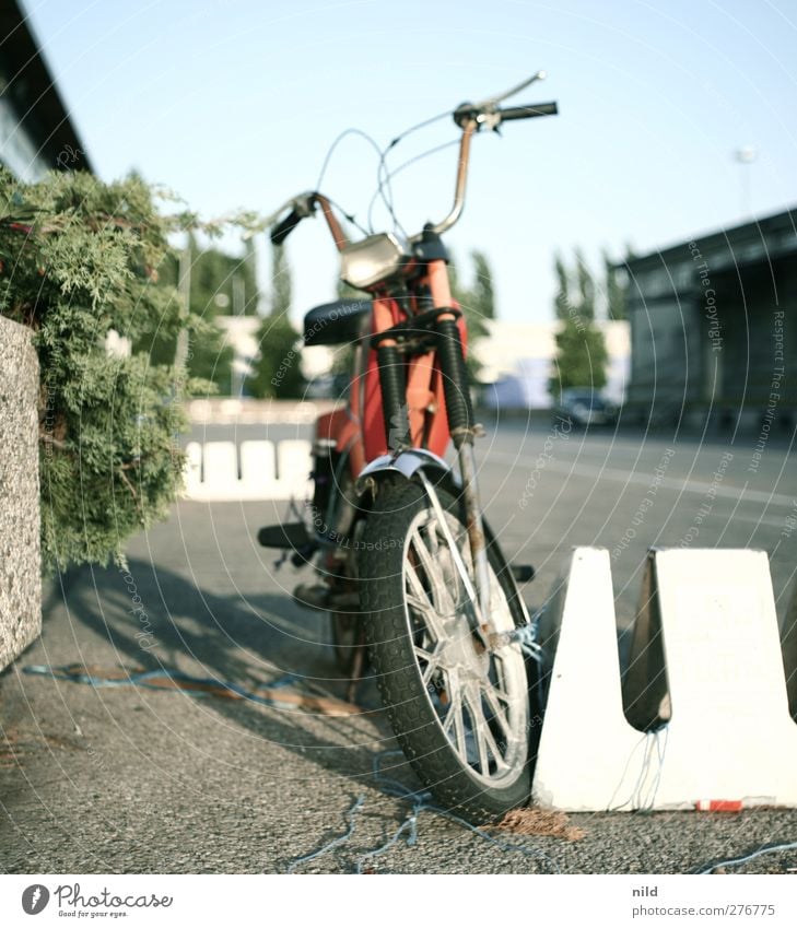 49ccm Lifestyle Stadt Industrieanlage Platz Verkehr Straße Straßenrand Fahrzeug Motorrad Kleinmotorrad alt Coolness historisch rebellisch retro Klischee blau