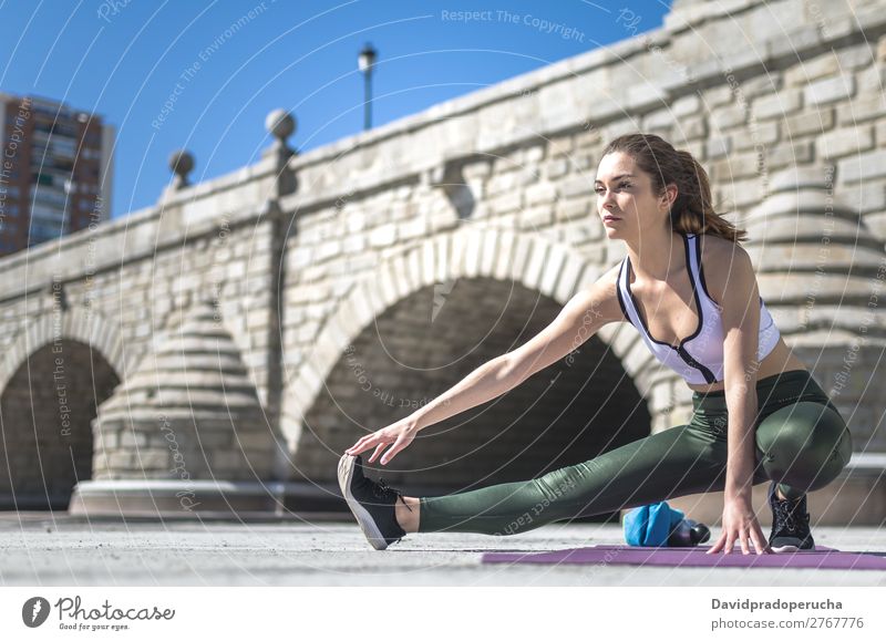 Frau macht Yoga und pilates outdoor mit ihrer Matte Lifestyle schön Körper Erholung Meditation Sport Mensch Erwachsene Natur Wärme Park brünett Fitness Lächeln