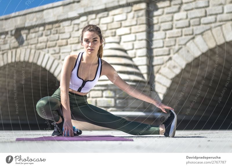 Frau macht Yoga und pilates outdoor mit ihrer Matte Lifestyle schön Körper Erholung Meditation Sport Mensch Erwachsene Natur Wärme Park brünett Fitness Lächeln