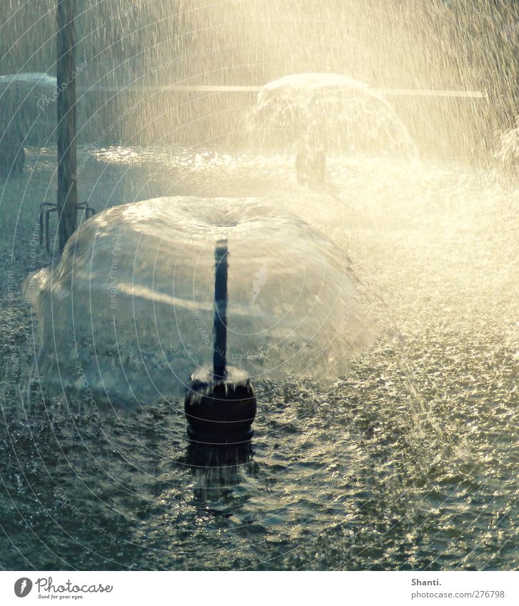 Wasserschirm Kunstwerk Wassertropfen Schönes Wetter Wellen Brunnen Stein Stahl Bewegung außergewöhnlich Flüssigkeit frisch hell nass blau grau grün schwarz weiß