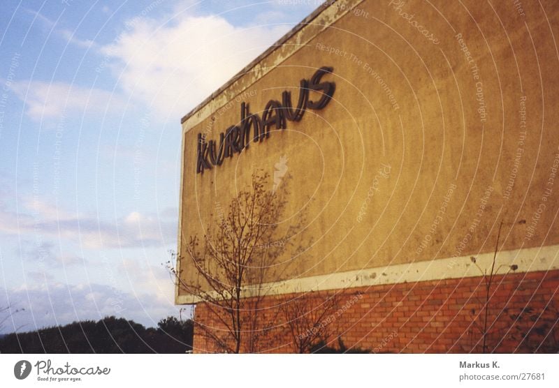 Kurhaus Nostalgie Hotel Ahrenshoop Badeort Darß Fischland Gebäude Architektur DDR alt typografie. schrift