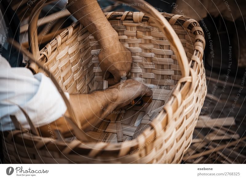 Herstellung von Weidenkörben Design Basteln Ostern Arbeit & Erwerbstätigkeit Handwerk Business Frau Erwachsene Kunst Natur Stoff machen natürlich braun