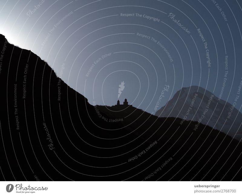 Wallfahrtsort: Gergetier Dreifaltigkeitskirche Natur Landschaft Sonne Berge u. Gebirge Stepanzminda Kasbek Georgien Einsamkeit Energie Ferien & Urlaub & Reisen