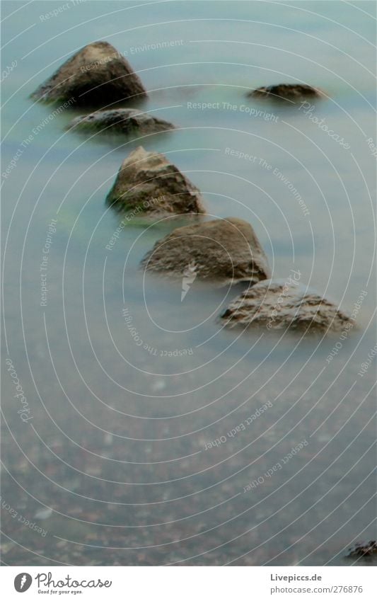 Inselsteine 2 Umwelt Natur Landschaft Wasser Küste Seeufer Strand Bucht Stein braun grau grün Farbfoto Außenaufnahme Abend Dämmerung Langzeitbelichtung