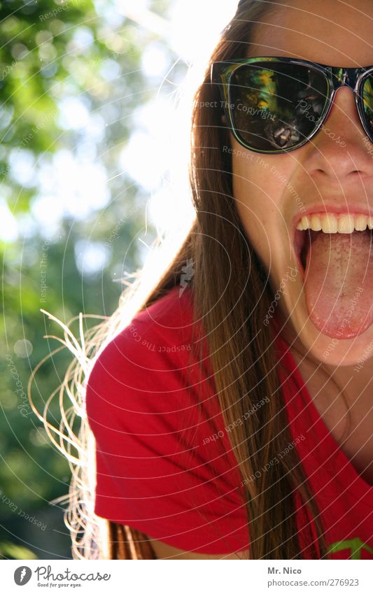 extrem laut Jugendliche Gesicht Mund Zähne Sonnenbrille langhaarig Zunge frech natürlich Lebensfreude schreien rebellisch wild Schreihals Gefühle Grimasse