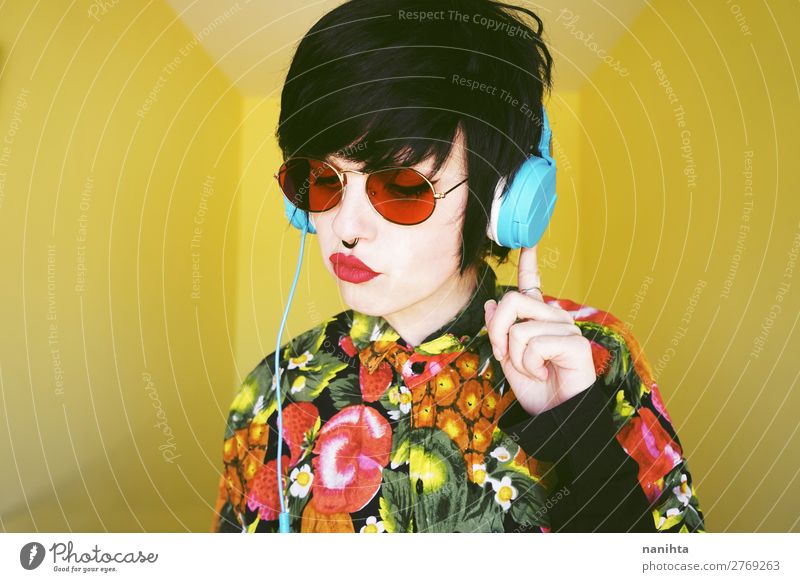 Coole androgyne DJ-Frau in leuchtenden Farben. Haare & Frisuren Sommer Musik Diskjockey Headset Technik & Technologie Unterhaltungselektronik Mensch feminin