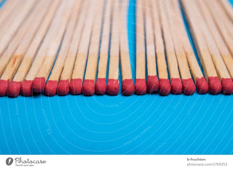 Streichhölzer Linie wählen berühren liegen blau rot Streichholz anzünden Reihe Anordnung Ordnung sortieren Kopf zündend Holz Farbfoto Innenaufnahme