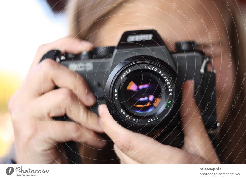 seifenblase. Fotokamera feminin Junge Frau Jugendliche Leben Hand Finger glänzend schön Farbe Glück Inspiration Fotografie Fotografieren mehrfarbig Seifenblase