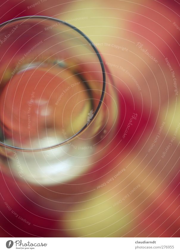 Tief ins Glas schauen Getränk trinken Saft Wein lecker gelb rot abstrakt Kreis Unschärfe kariert Tischwäsche Weinglas Vogelperspektive Ecke Geometrie Farbfoto