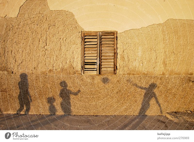 die spiele haben begonnen Freizeit & Hobby Spielen Mensch 4 Fenster Fensterladen Schatten Silhouette Fassade Schattenspiel Farbfoto Außenaufnahme Licht Kontrast