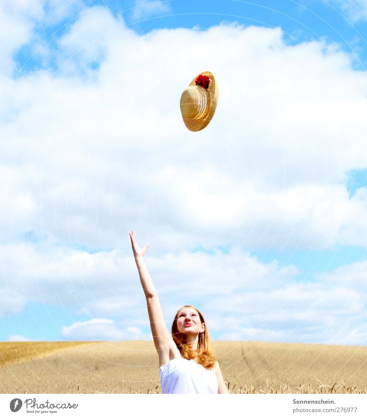 Fly Freude Sommer feminin Junge Frau Jugendliche Kopf Arme 1 Mensch 18-30 Jahre Erwachsene Natur Landschaft Luft Himmel Wolken Sonne Sonnenlicht Nutzpflanze