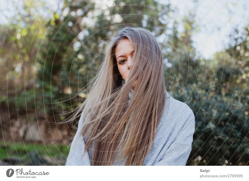 Junge Frau in der Natur Lifestyle Freude Glück schön Gesicht ruhig Winter Weihnachten & Advent Mensch Erwachsene Baum Park Wald Mode blond Lächeln Fröhlichkeit