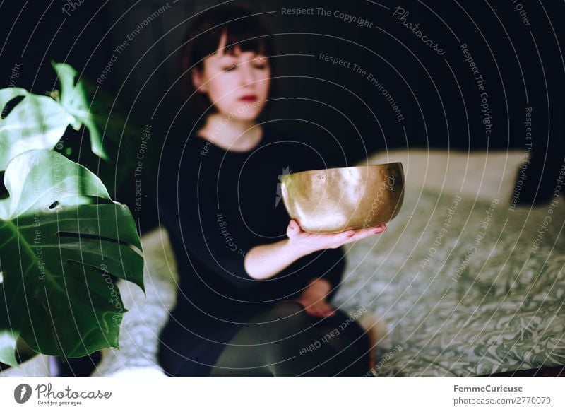 Mindfulness - Woman with singing bowl in her cozy home Gesundheit harmonisch Wohlgefühl Zufriedenheit Sinnesorgane Erholung ruhig Meditation feminin Frau