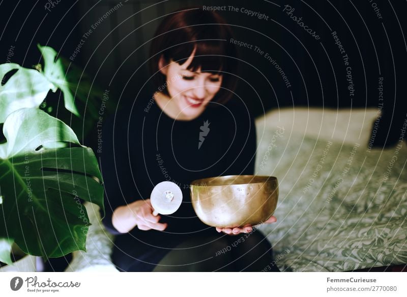 Mindfulness - Woman with singing bowl in her cozy home Gesundheit Leben harmonisch Wohlgefühl Zufriedenheit Sinnesorgane Erholung ruhig Meditation feminin Frau