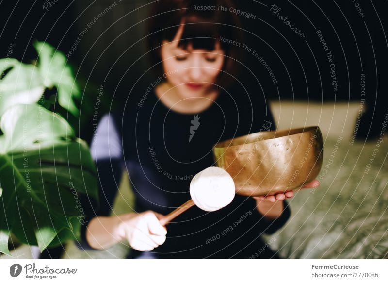 Mindfulness - Woman with singing bowl in her cozy home harmonisch Wohlgefühl Zufriedenheit Sinnesorgane Erholung ruhig Meditation feminin Frau Erwachsene 1