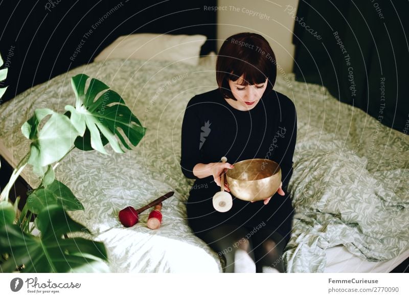 Mindfulness - Woman with singing bowl in her cozy home harmonisch Wohlgefühl Zufriedenheit Sinnesorgane Erholung ruhig Meditation feminin Frau Erwachsene 1