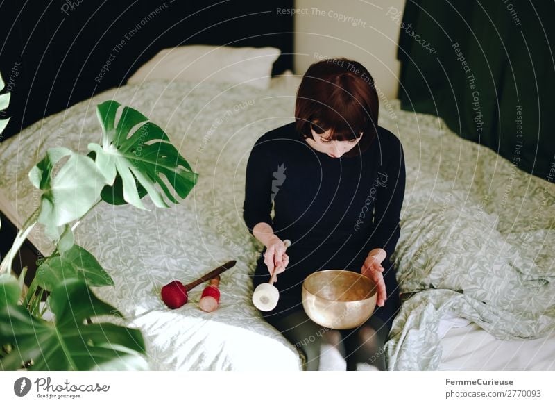 Mindfulness - Woman with singing bowl in her cozy home Gesundheit harmonisch Wohlgefühl Zufriedenheit Sinnesorgane Erholung ruhig Meditation feminin Frau