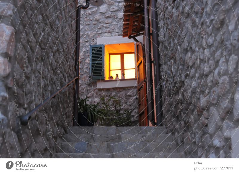 Lichtblick Dorf Menschenleer Haus Gebäude Mauer Wand Fassade Stein gelb grau orange Mallorca Ferienhaus Fensterladen Autofenster Natursteinhaus Treppe leuchten