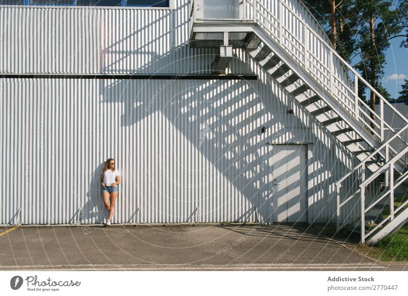 Trendiges Mädchen, das auf der Straße posiert. Frau Stil Stadt selbstbewußt Körperhaltung einzigartig Sommer modisch Schickimicki Youngster feminin Mode Porträt