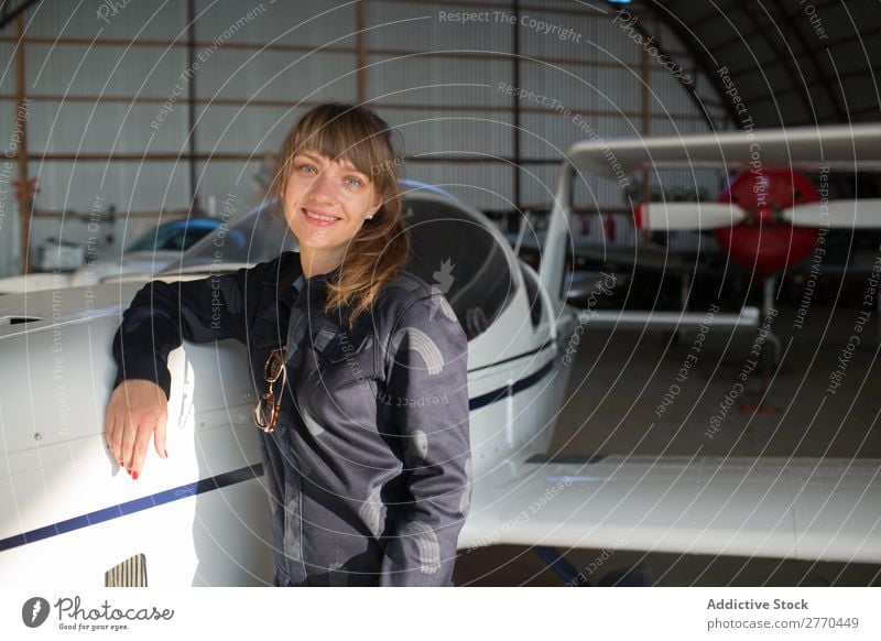 Mädchen posiert im Hangar Frau Flugzeug Körperhaltung Luftverkehr Ingenieur Flugzeugwartung Freiheit Verkehr Jugendliche Freizeit & Hobby selbstbewußt