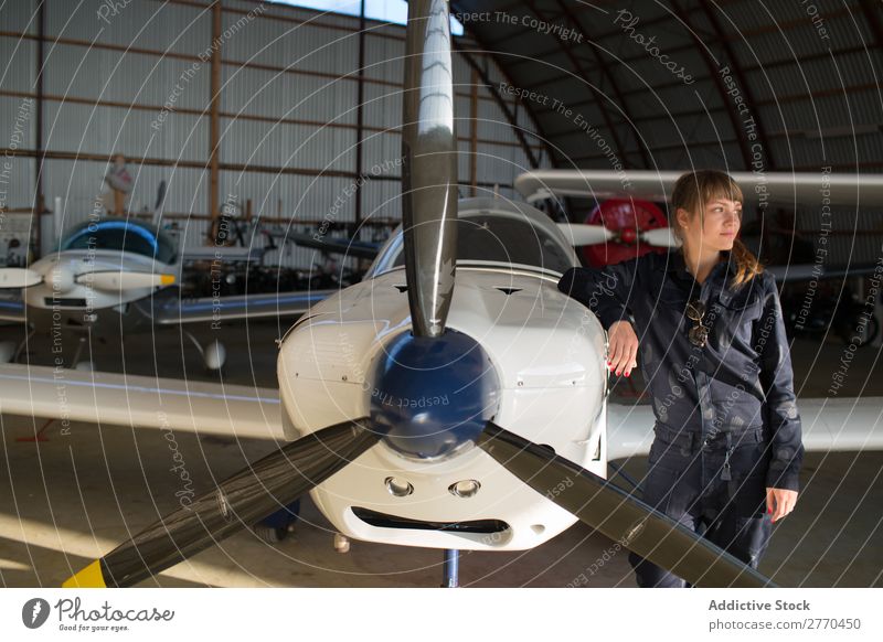 Mädchen posiert im Hangar Frau Flugzeug Körperhaltung Luftverkehr Ingenieur Flugzeugwartung Freiheit Verkehr Jugendliche Freizeit & Hobby selbstbewußt