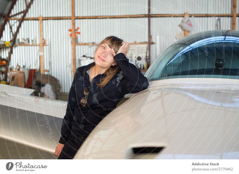 Mädchen posiert im Hangar Frau Flugzeug Körperhaltung Luftverkehr Ingenieur Flugzeugwartung Freiheit Verkehr Jugendliche Freizeit & Hobby selbstbewußt