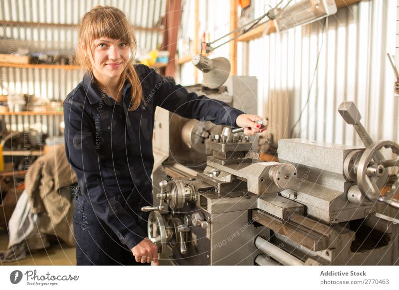 Frau, die mit Maschinen posiert. Hangar Gerät Beruf stehen Industrie mechanisch Ingenieur Erfolg Mitarbeiter Ingenieurwesen Bekleidung Technik & Technologie