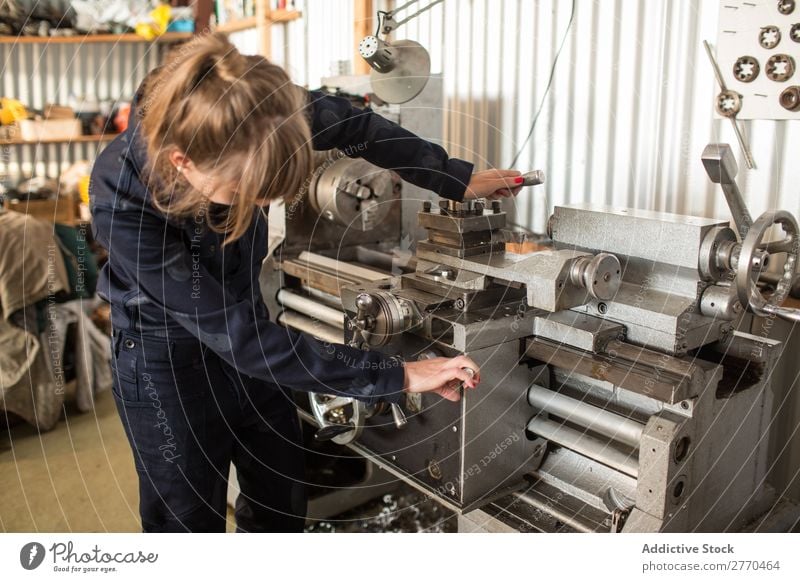 Frau, die mit Maschinen posiert. Hangar Gerät Beruf stehen Industrie mechanisch Ingenieur Erfolg Mitarbeiter Ingenieurwesen Bekleidung Technik & Technologie