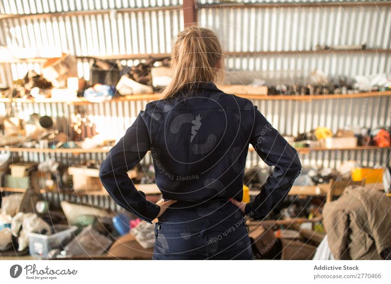 Frau, die mit Maschinen posiert. Hangar Gerät Beruf stehen Industrie mechanisch Ingenieur Erfolg Mitarbeiter Ingenieurwesen Bekleidung Technik & Technologie