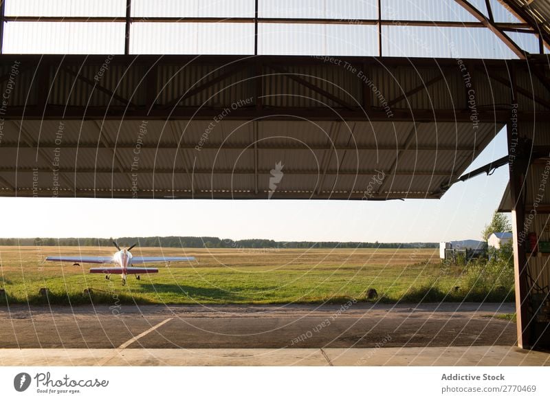 Hangar-Landschaft Luftverkehr Beruf Ferien & Urlaub & Reisen Freiheit Verkehr Abenteuer Ausflugsziel Flugplatz Fluggerät Abheben Natur Flugzeugwartung Erfolg