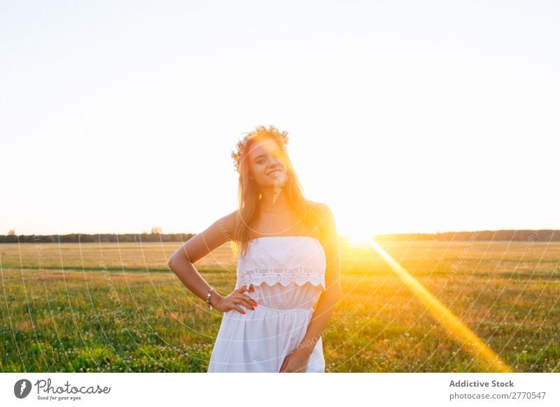 Romantische Frau auf der grünen Wiese romantisch Feld geblümt Grabkränze Stil feminin Freude zart Model Freiheit Landschaft Freizeit & Hobby Fröhlichkeit gold