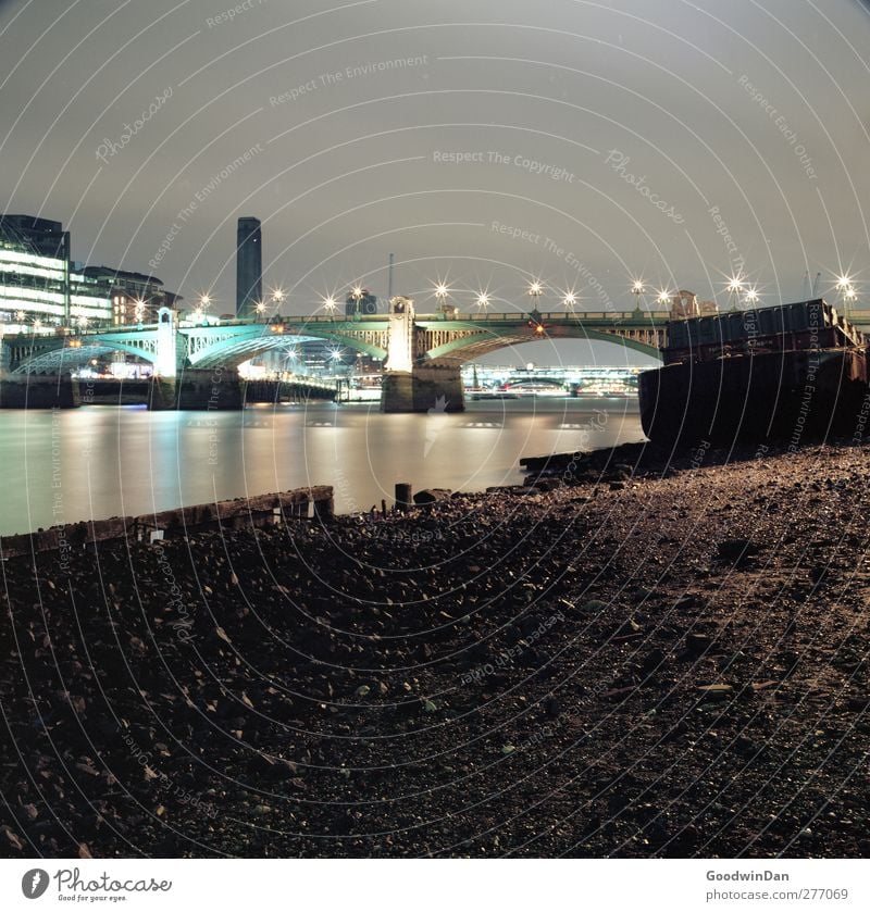 London, my love. Umwelt Fluss Themse Hauptstadt Hafenstadt Architektur Wasserfahrzeug Brücke Langzeitbelichtung authentisch groß kalt Stimmung Farbfoto