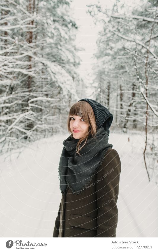 Fröhliche Frau im Winterwald Wald Schnee kalt Natur Jugendliche weiß schön Glück Jahreszeiten Freude Lifestyle Freizeit & Hobby Porträt Park Fröhlichkeit heiter