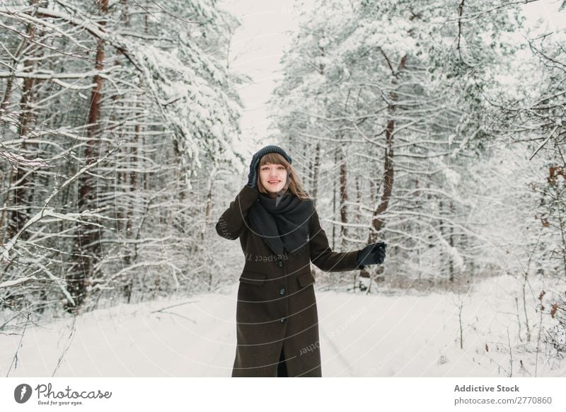 Fröhliche Frau im Winterwald Wald Schnee kalt Natur Jugendliche weiß schön Glück Jahreszeiten Freude Lifestyle Freizeit & Hobby Porträt Park Fröhlichkeit heiter