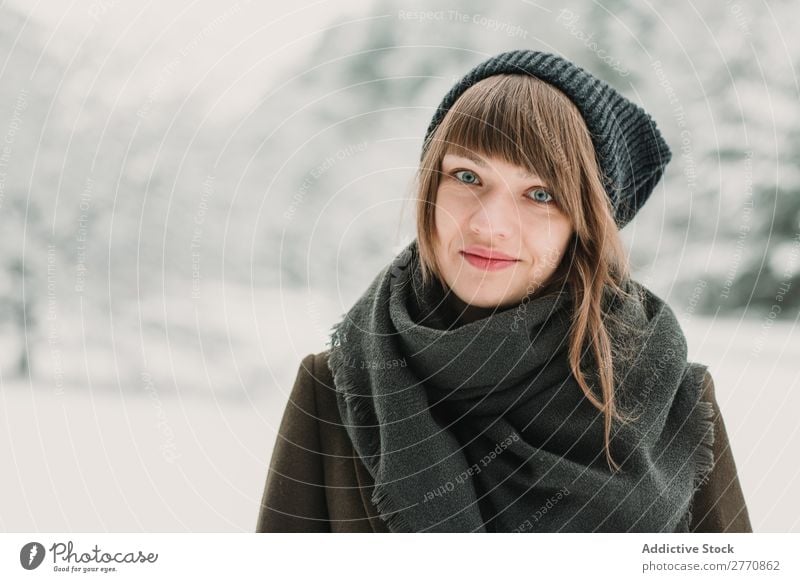 Fröhliche Frau im Winterwald Wald Schnee kalt Natur Jugendliche weiß schön Glück Jahreszeiten Freude Lifestyle Freizeit & Hobby Porträt Park Fröhlichkeit heiter