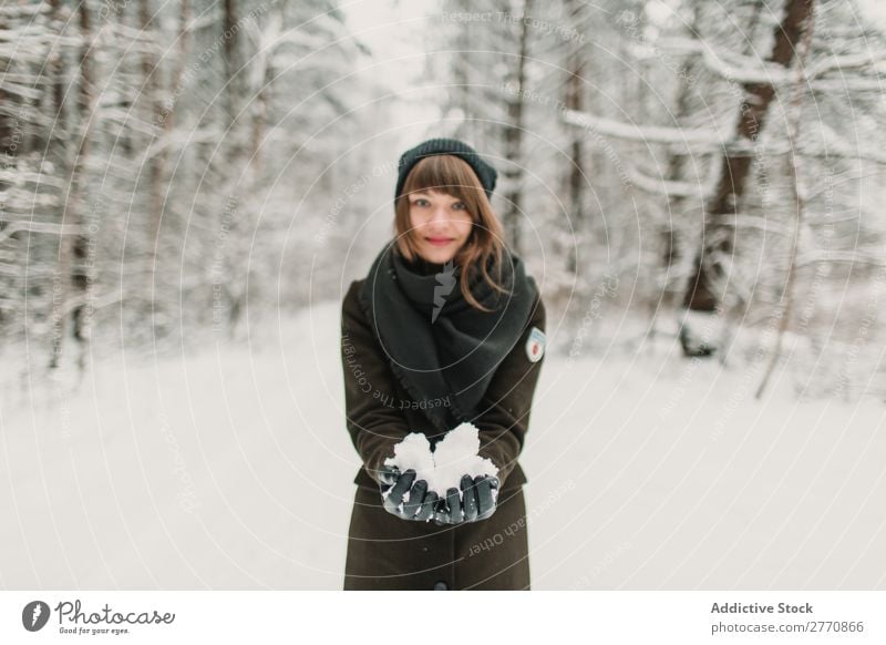 Junge Frau steht mit Schnee im Stehen Wald Winter kalt Natur Jugendliche weiß schön Glück Jahreszeiten Freude Lifestyle Freizeit & Hobby Porträt Park