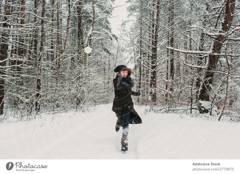 Fröhliche Frau mit Spaß im Winterwald Wald Schnee kalt Natur Jugendliche Freude Straße Wege & Pfade weiß schön Glück Jahreszeiten Lifestyle Freizeit & Hobby