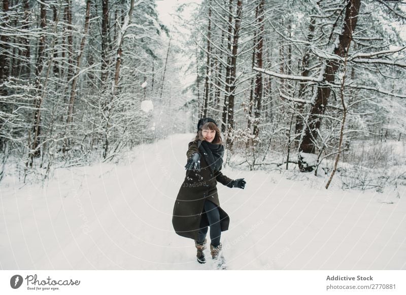 Fröhliche Frau mit Spaß im Winterwald Wald Schnee kalt Natur Jugendliche springen Freude Straße Wege & Pfade weiß schön Glück Jahreszeiten Lifestyle