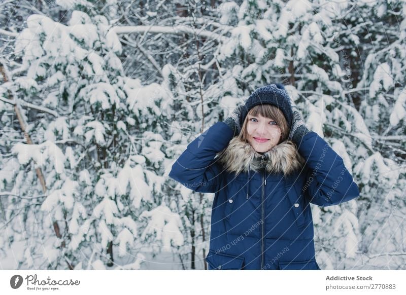 Fröhliche Frau im Winterwald Wald Schnee kalt Natur Jugendliche weiß schön Glück Jahreszeiten Freude Lifestyle Freizeit & Hobby Porträt Park Fröhlichkeit heiter