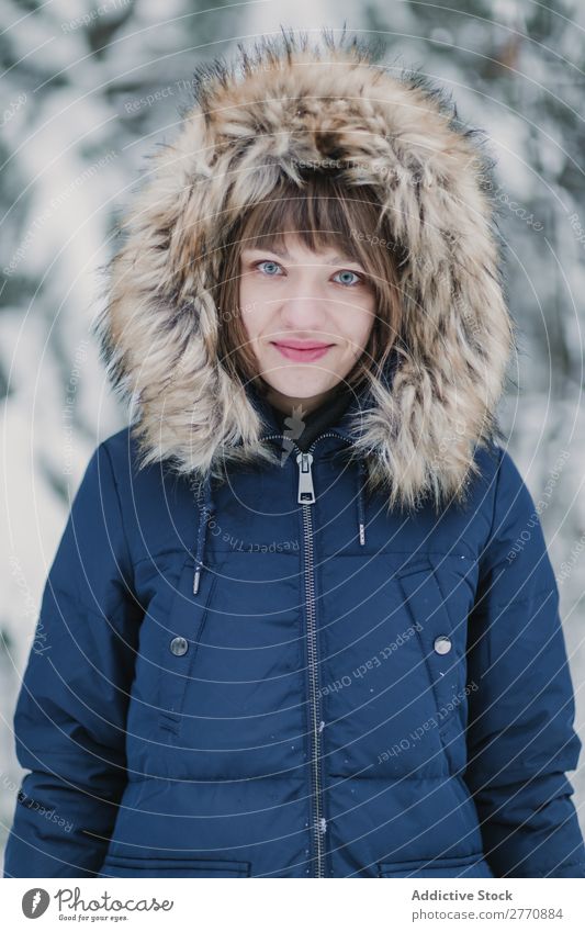 Fröhliche Frau im Winterwald Wald Schnee kalt Natur Jugendliche weiß schön Glück Jahreszeiten Freude Lifestyle Freizeit & Hobby Porträt Park Fröhlichkeit heiter