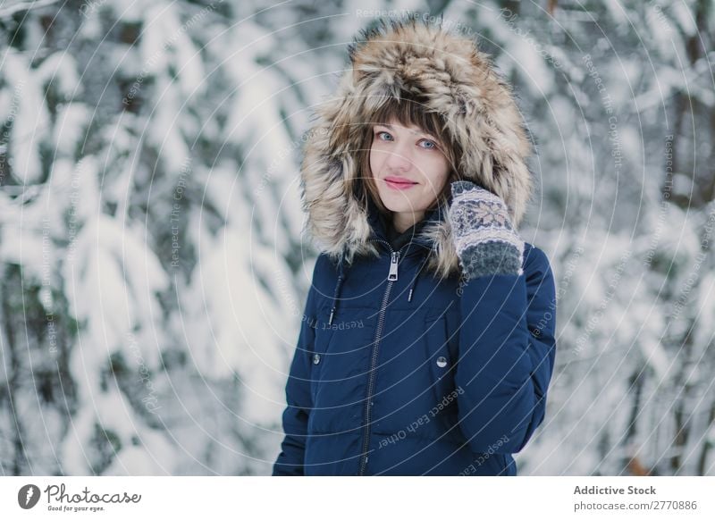 Fröhliche Frau im Winterwald Wald Schnee kalt Natur Jugendliche weiß schön Glück Jahreszeiten Freude Lifestyle Freizeit & Hobby Porträt Park Fröhlichkeit heiter