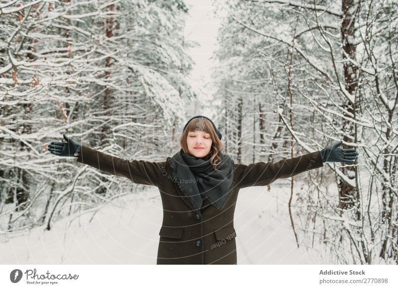 Fröhliche Frau im Winterwald Wald Schnee kalt Natur Jugendliche weiß schön Glück Jahreszeiten Freude Lifestyle Freizeit & Hobby Porträt Park Fröhlichkeit heiter