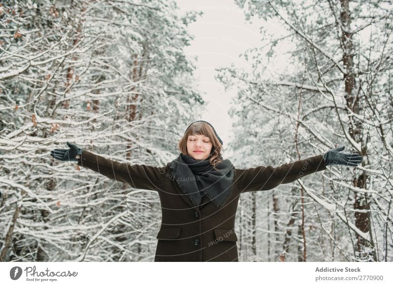 Fröhliche Frau im Winterwald Wald Schnee kalt Natur Jugendliche weiß schön Glück Jahreszeiten Freude Lifestyle Freizeit & Hobby Porträt Park Fröhlichkeit heiter