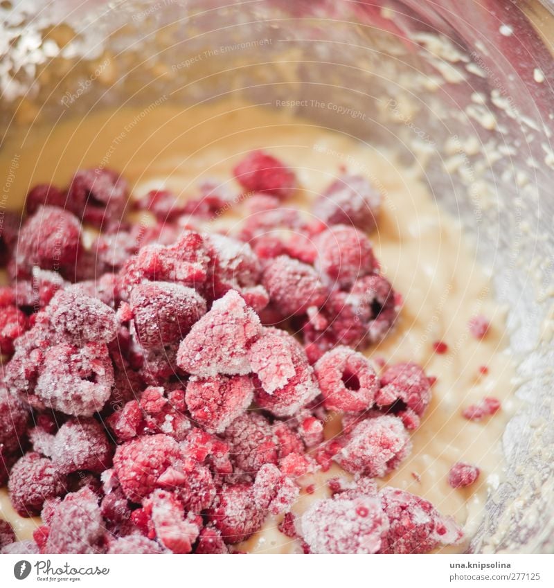 ...dann die früchte hinzugeben... Lebensmittel Frucht Teigwaren Backwaren Kuchen Süßwaren Tiefkühlkost Himbeeren Ernährung Schalen & Schüsseln lecker natürlich