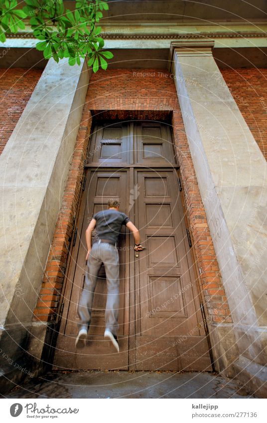 chancen eröffnen Mensch maskulin Mann Erwachsene Körper 1 30-45 Jahre Mauer Wand Tür springen Chance aufmachen Eingangstür Säule Bildung groß Schweben möglich