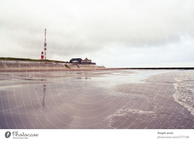 Borkum Sand Wasser Himmel Wolken schlechtes Wetter Regen Wellen Küste Strand Nordsee Ostsee Meer Menschenleer Haus Leuchtturm Bewegung Blick dunkel grau rot