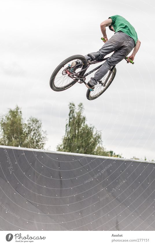 Do the trick Sport Sportler Fahrradfahren Halfpipe Mensch maskulin Jugendliche Körper 1 Wolken schlechtes Wetter Bewegung fliegen springen sportlich grau