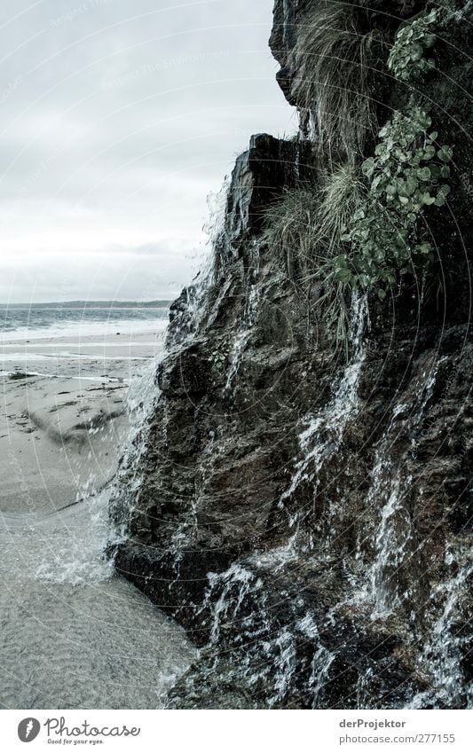 Wasserfall: Miniatur Meer Umwelt Natur Erde Sand Wassertropfen Gras Moos Wellen Küste Seeufer Strand Bucht kalt nass blau Berlin Reisen cornwall_2009